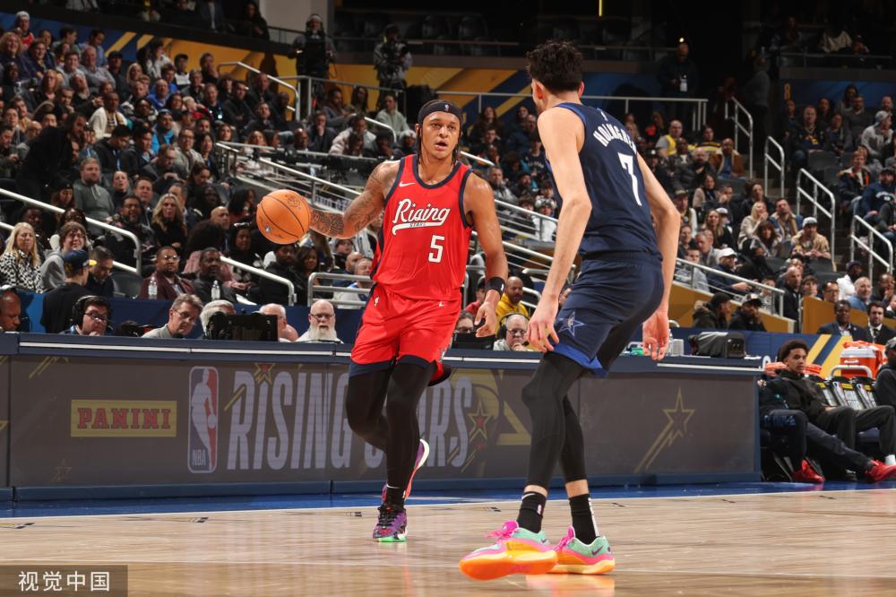 “字母哥带领雄鹿夺得东部冠军，挺进总决赛”.