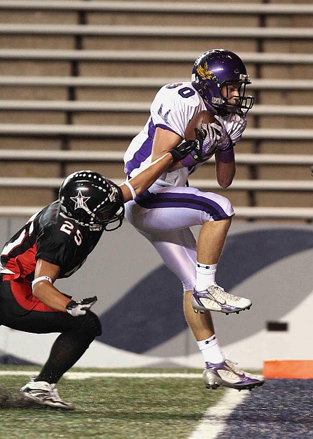 准度不够行！鲍威尔半场11中3&三分5中1拿到11分另有3板2帽.